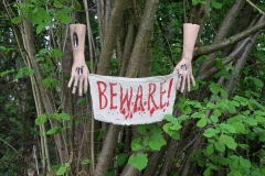 Halloweendekoration abgetrennte Arme Hängearme mit Banner Beware